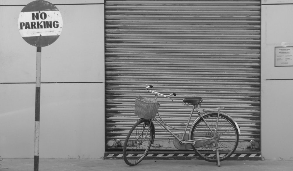 Bicicleta estacionada en la calle