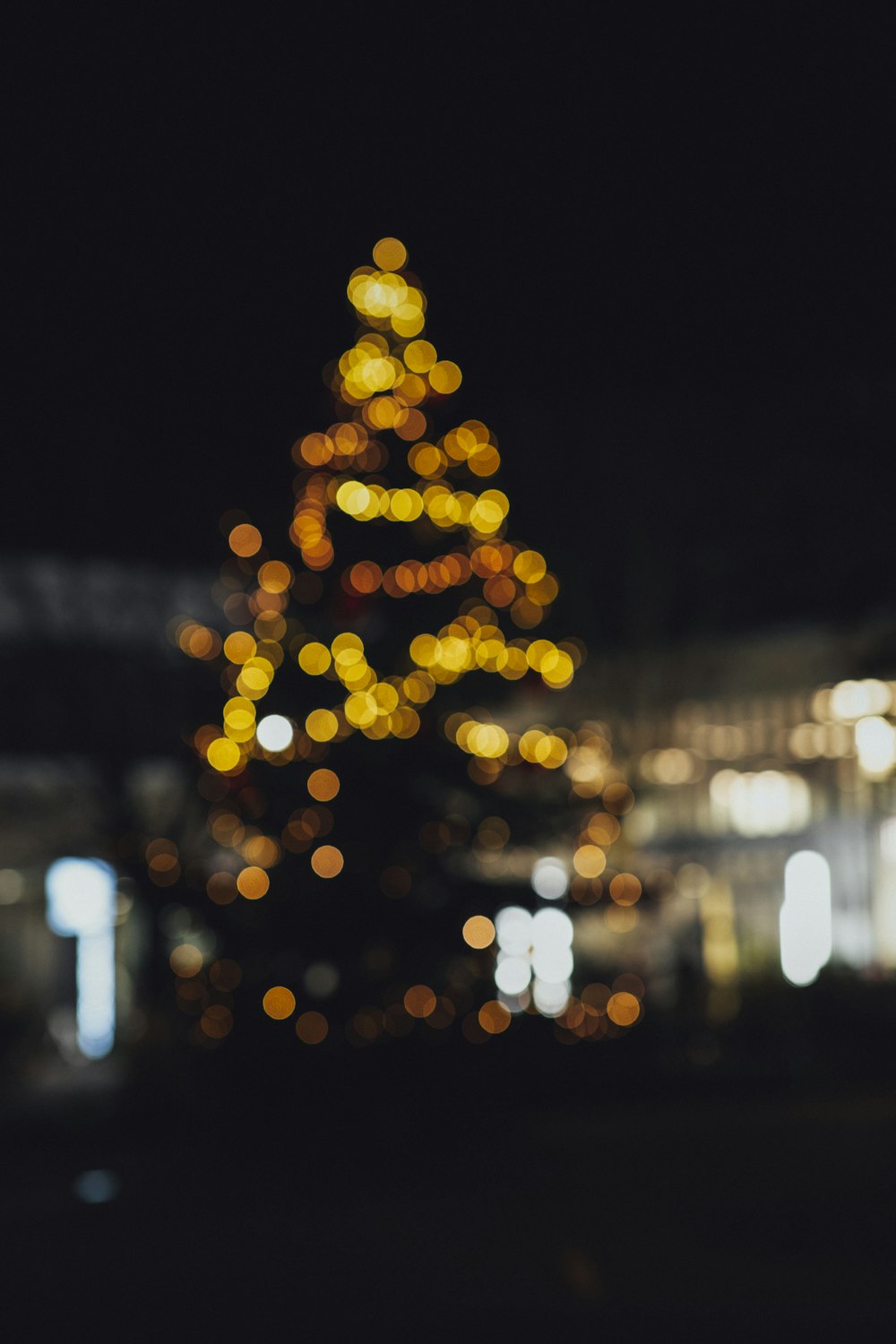 selektives Fokusfoto des Weihnachtsbaums mit orangefarbener Lichterkette