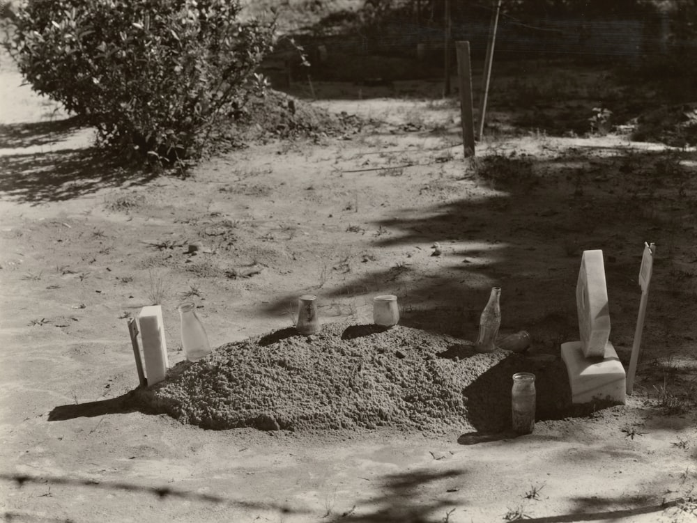 uma foto em preto e branco de uma pilha de sujeira