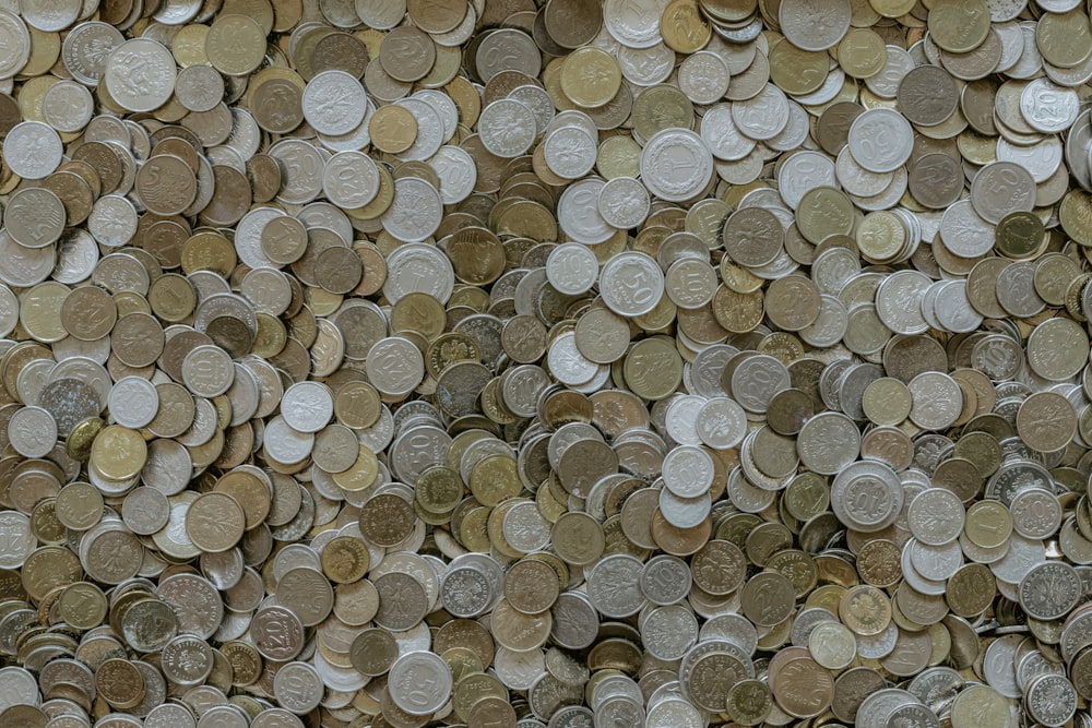 Colección redonda de monedas de color plateado y dorado