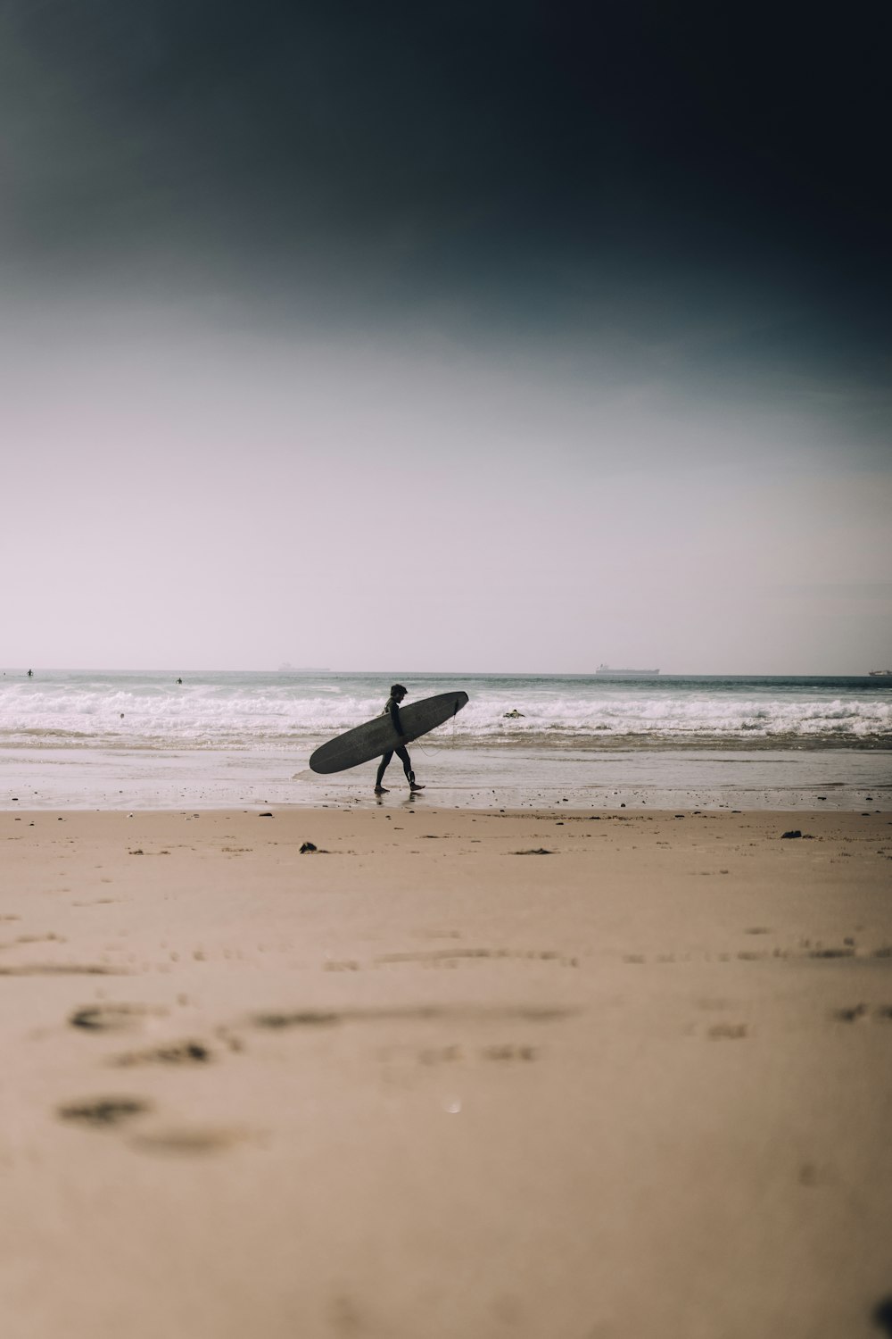 pessoa segurando prancha de surf