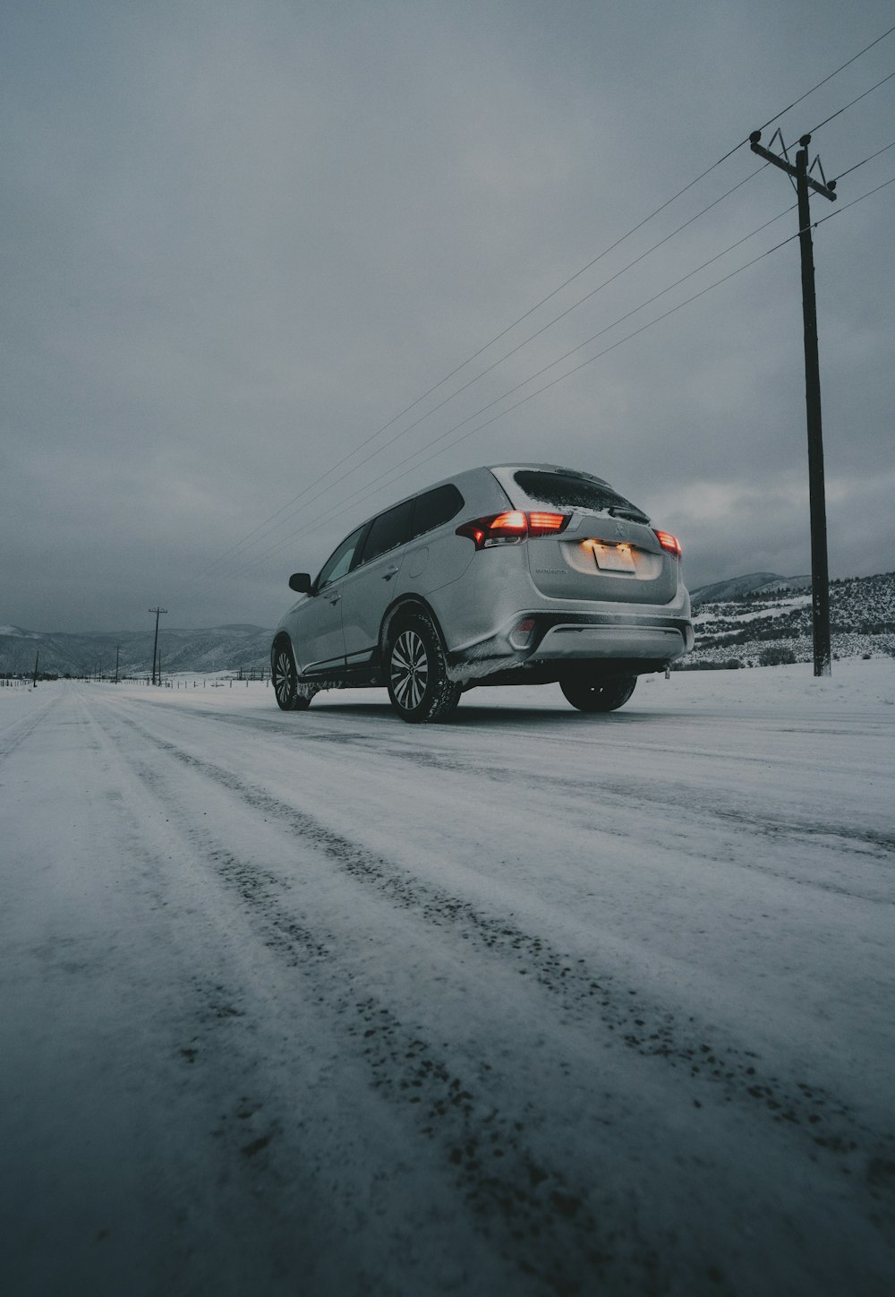 vehículo gris en un campo de nieve