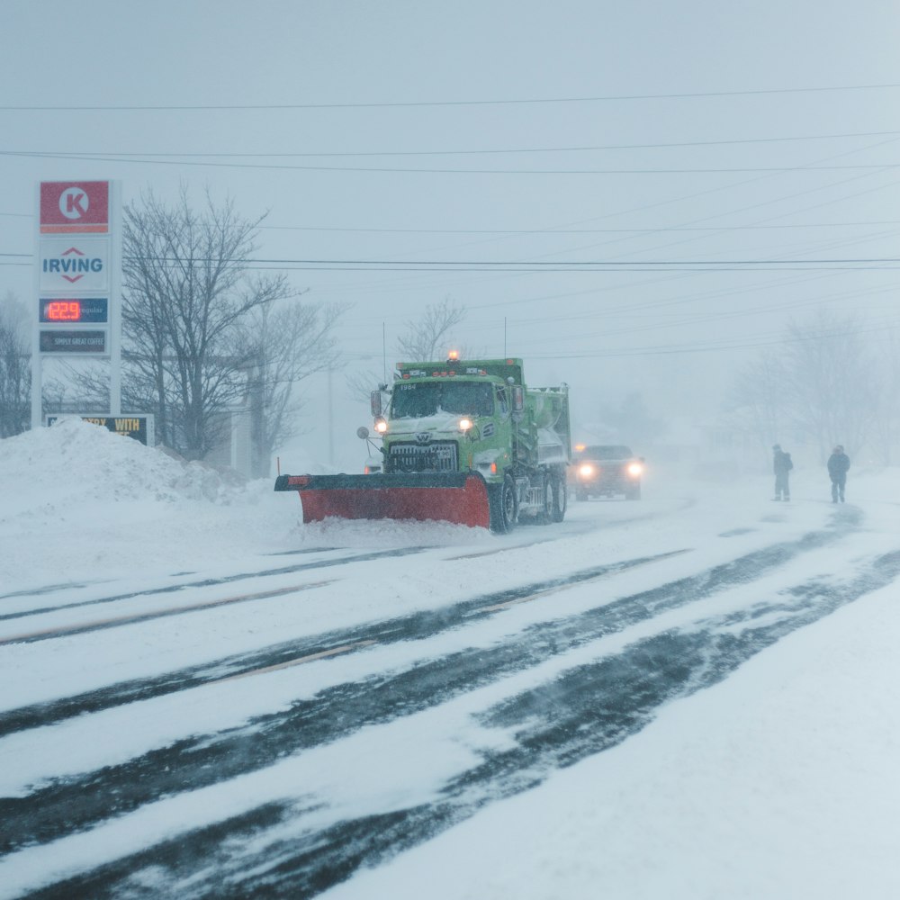 LKW pflügt Schnee auf der Straße