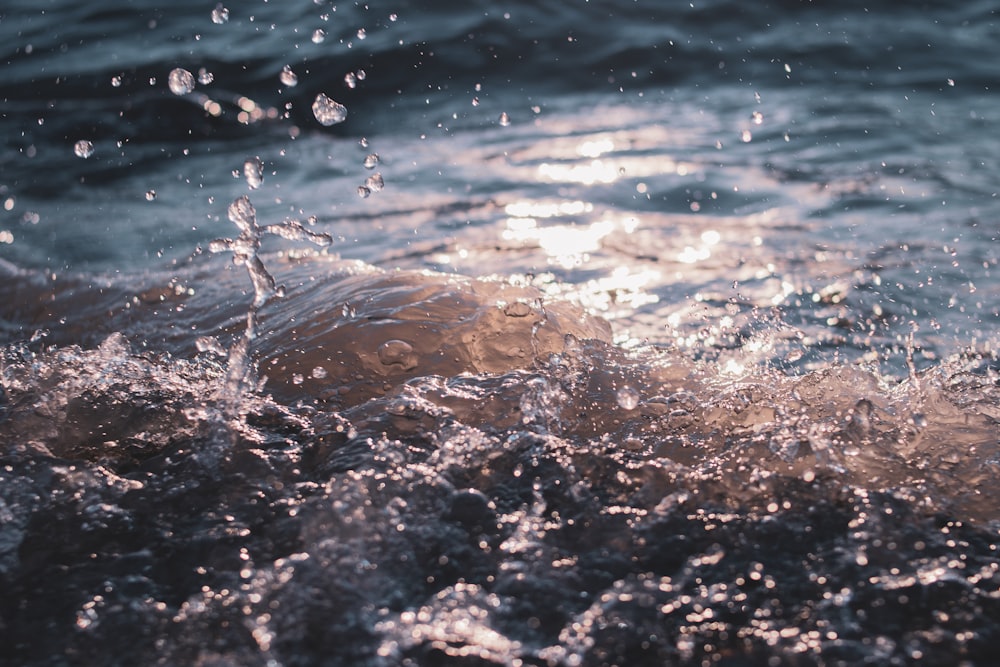 water splash during daytime