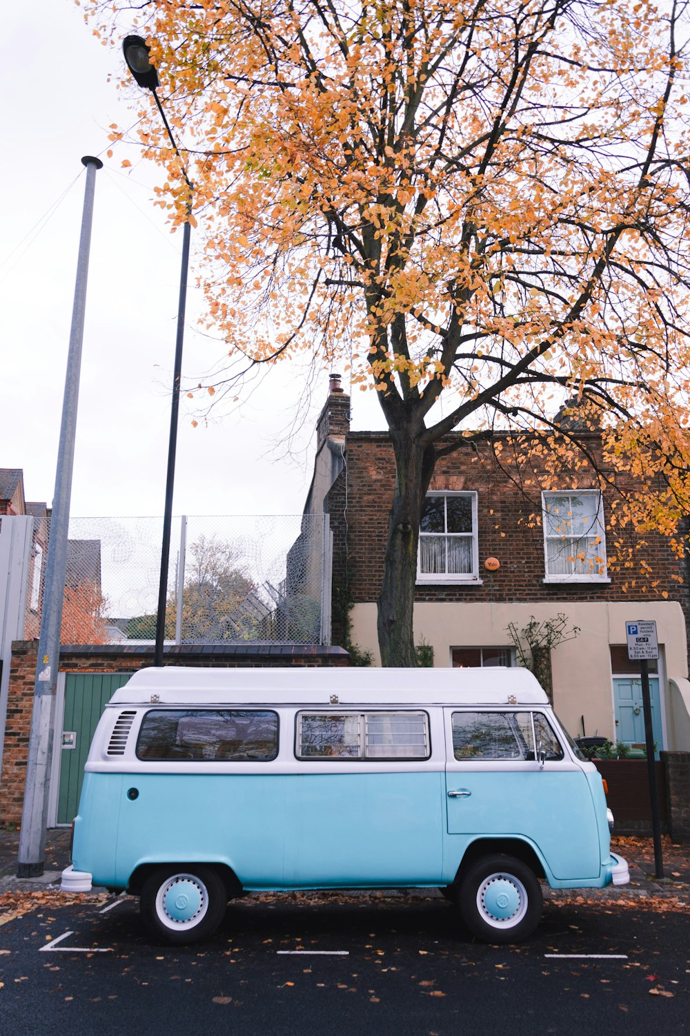 Whiet and blue van photo – Free London Image on Unsplash