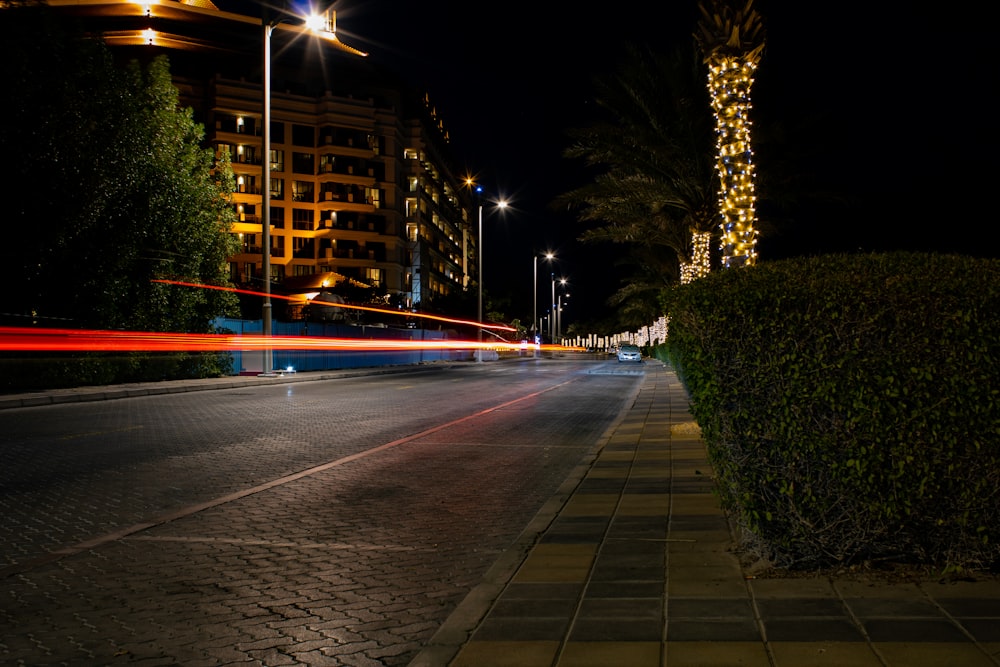 Fotografía time-lapse de un vehículo en carretera por la noche