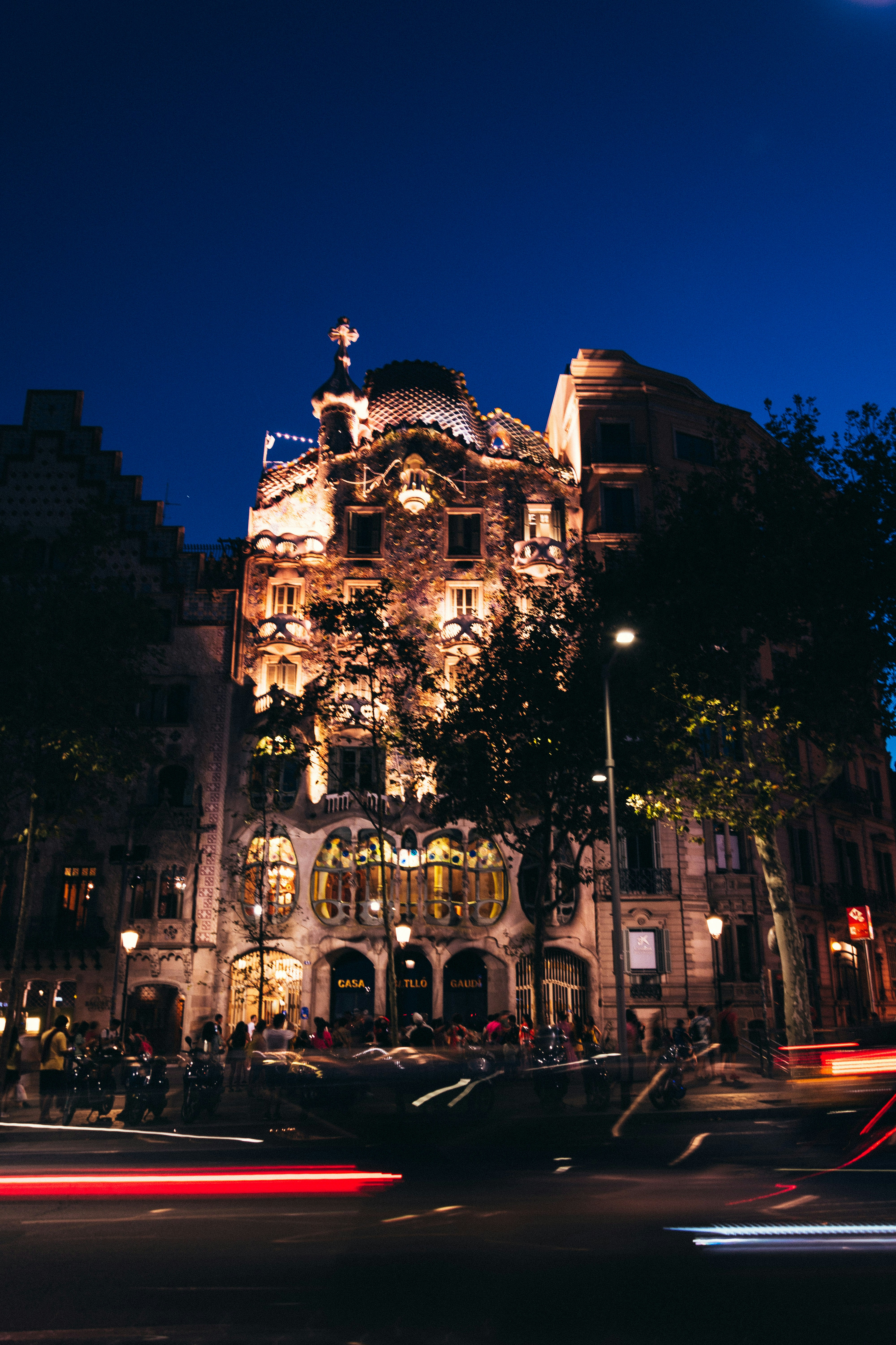 casa batlló iluminada en una noche de invierno en Barcelona.