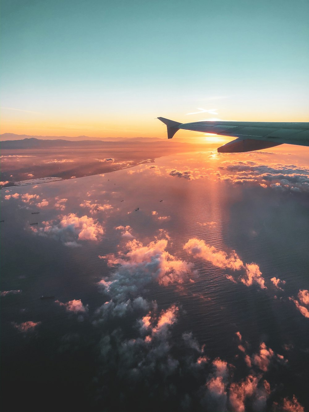 Vue aérienne des nuages au coucher du soleil