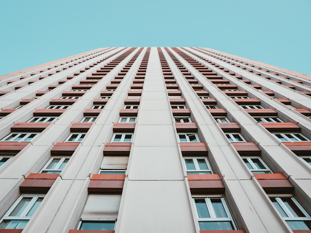 edifício de arranha-céus branco e marrom durante o dia