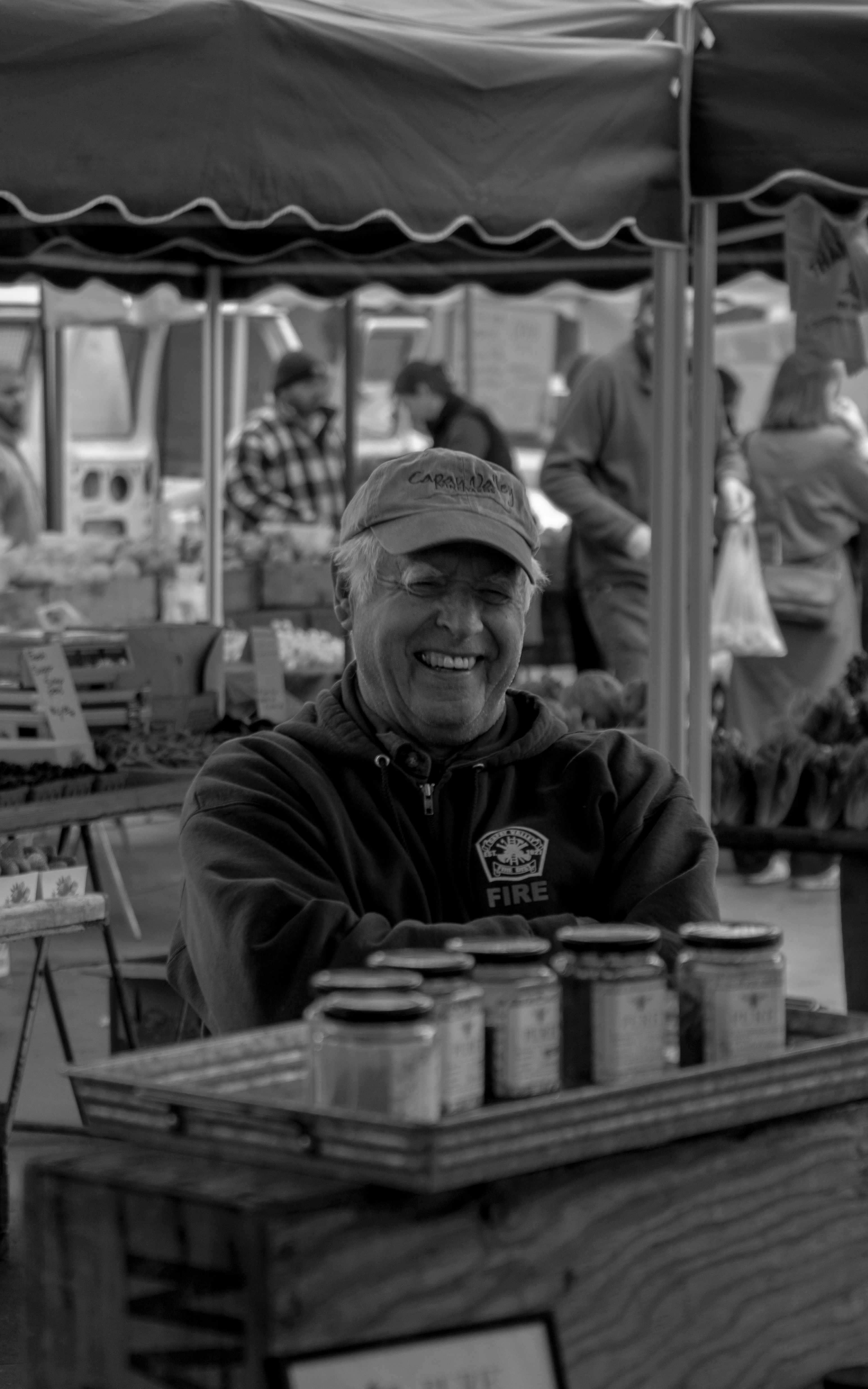 Mann sitzt neben Tisch