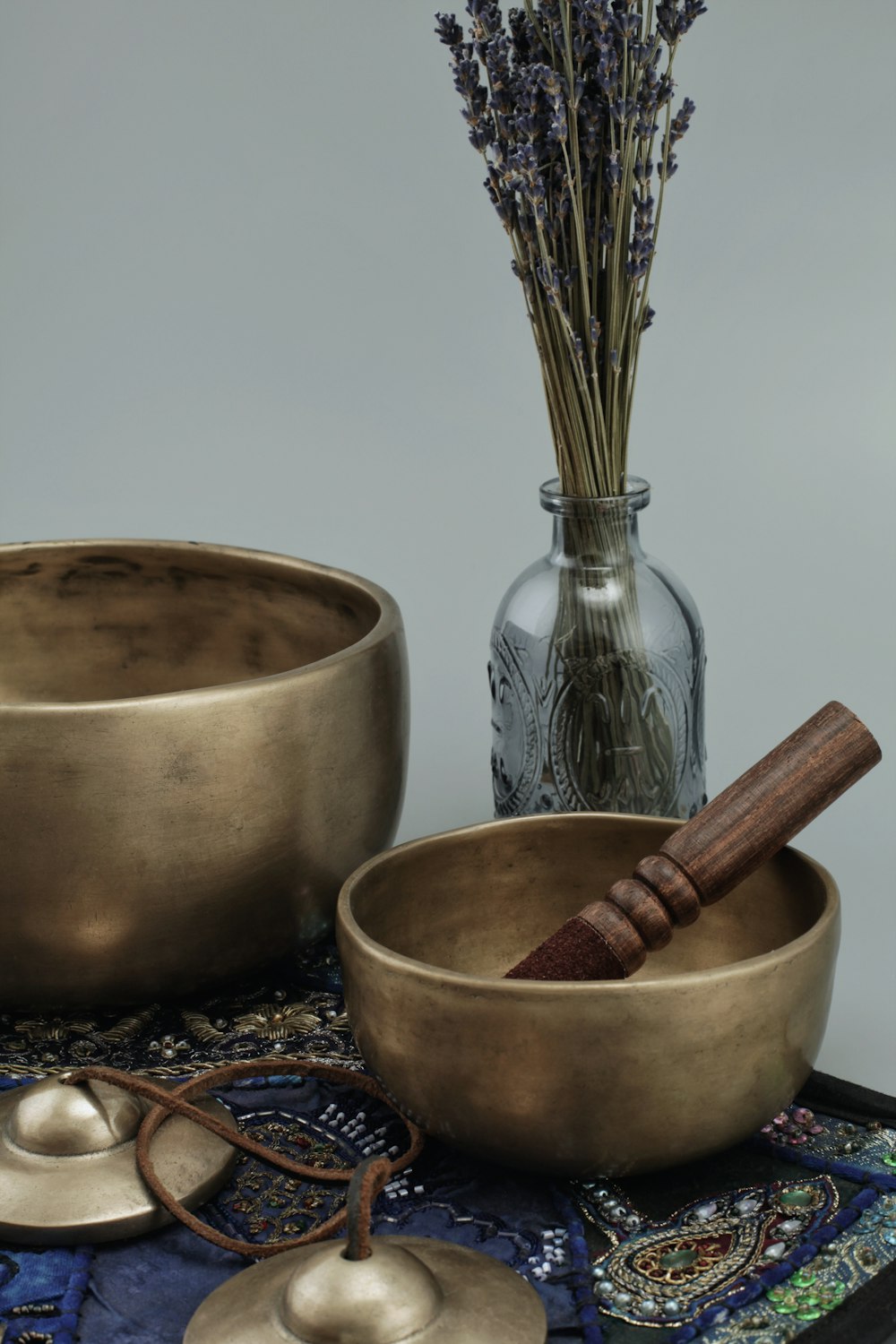 茶色の木製の乳鉢と乳棒