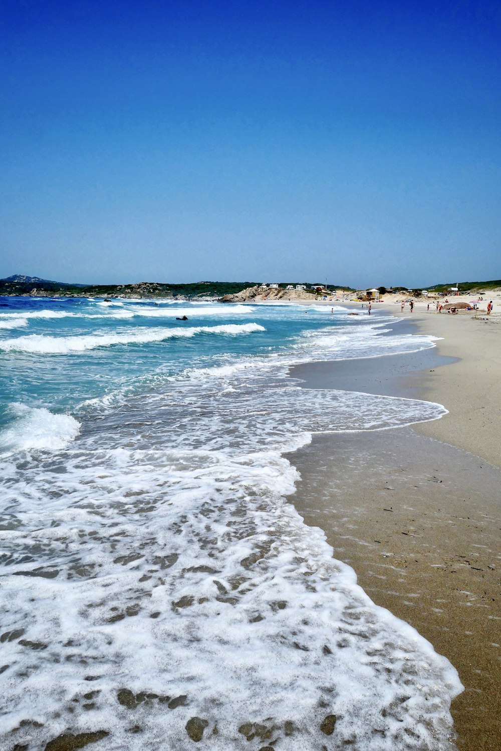 sea waves crashing on shore during daytime