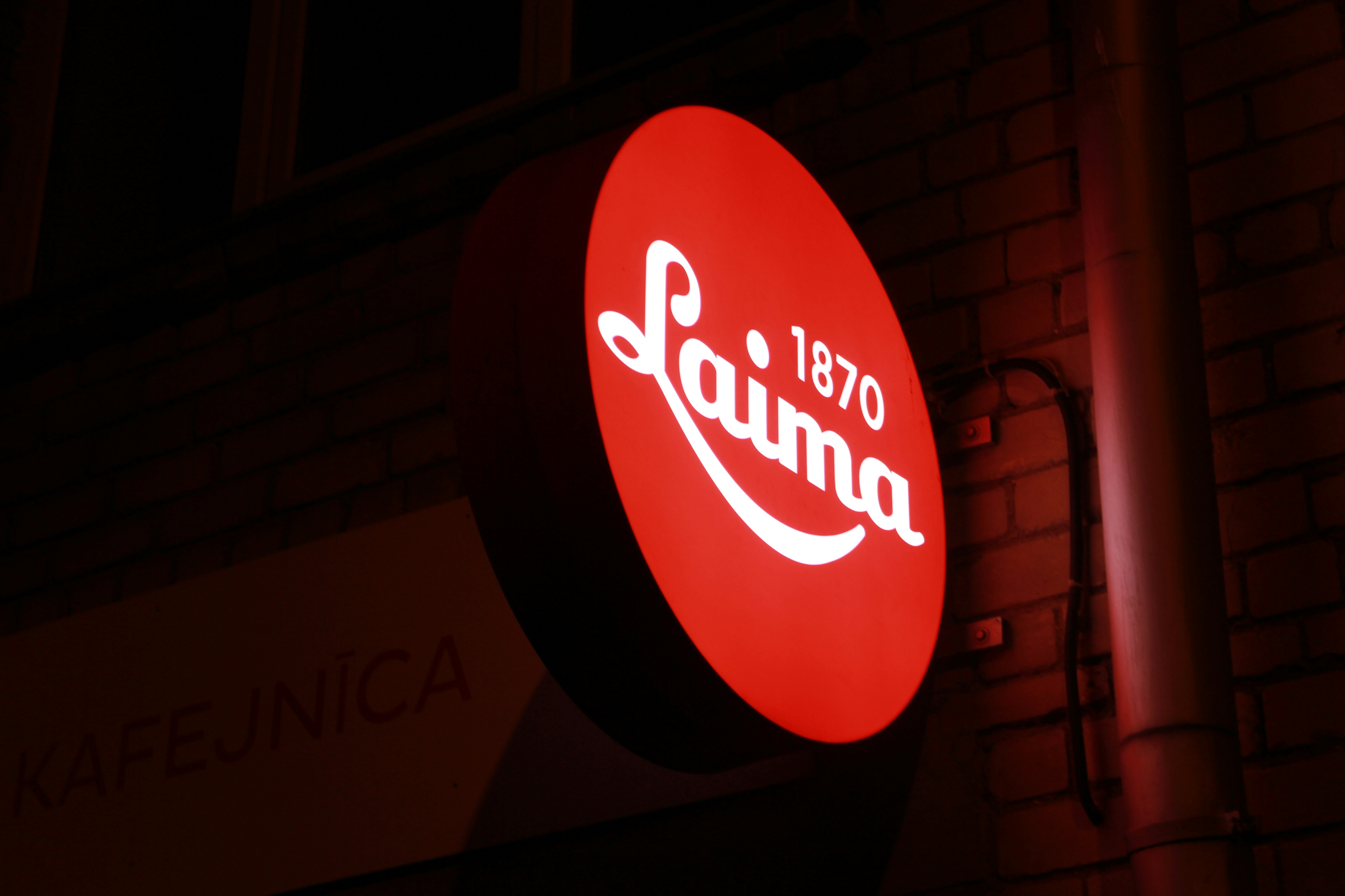 red and white coca cola signage