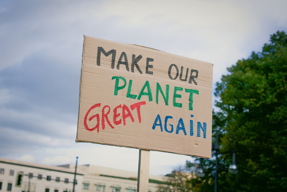 Make Our Planet Great Again(私たちの惑星を再び偉大にしよう)の看板