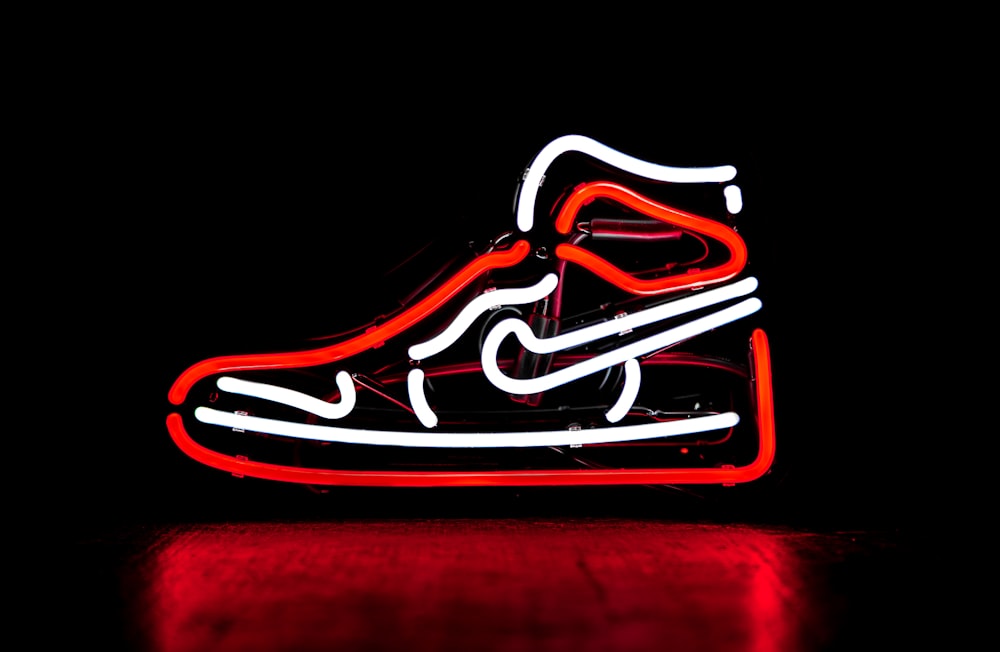 insegna al neon rossa e bianca della scarpa da basket Nike