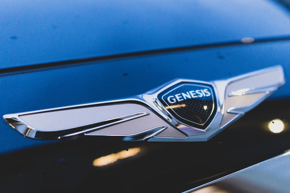 Voiture Mercedes Benz bleue et argent