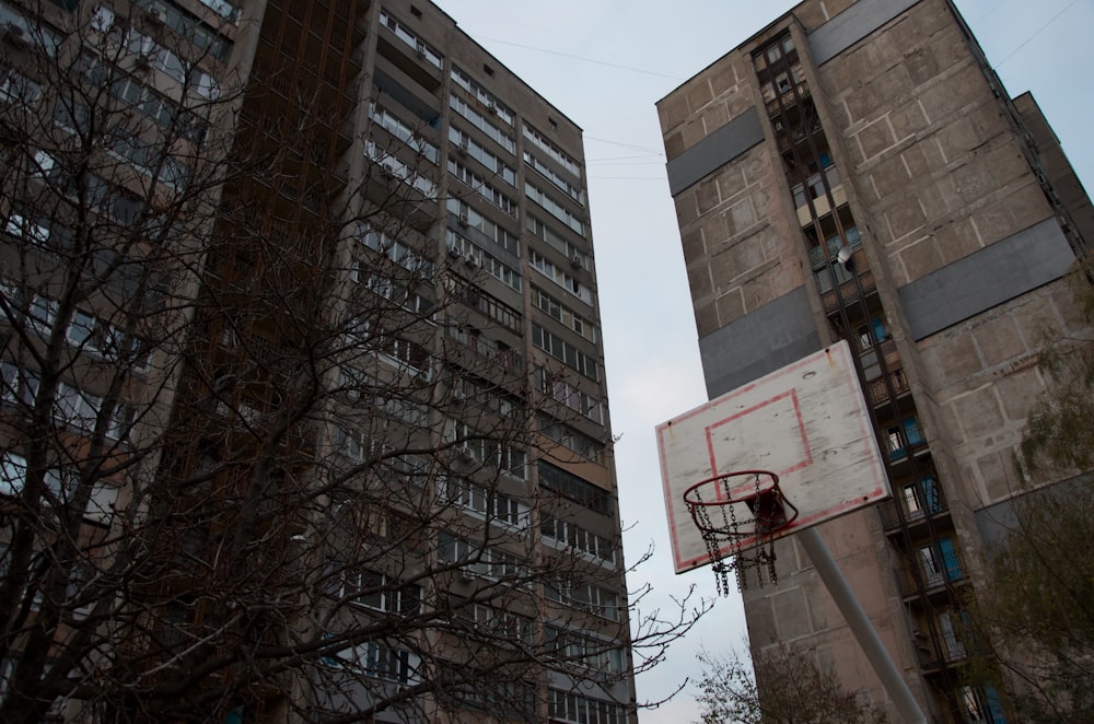 Baloncesto blanco al lado del edificio