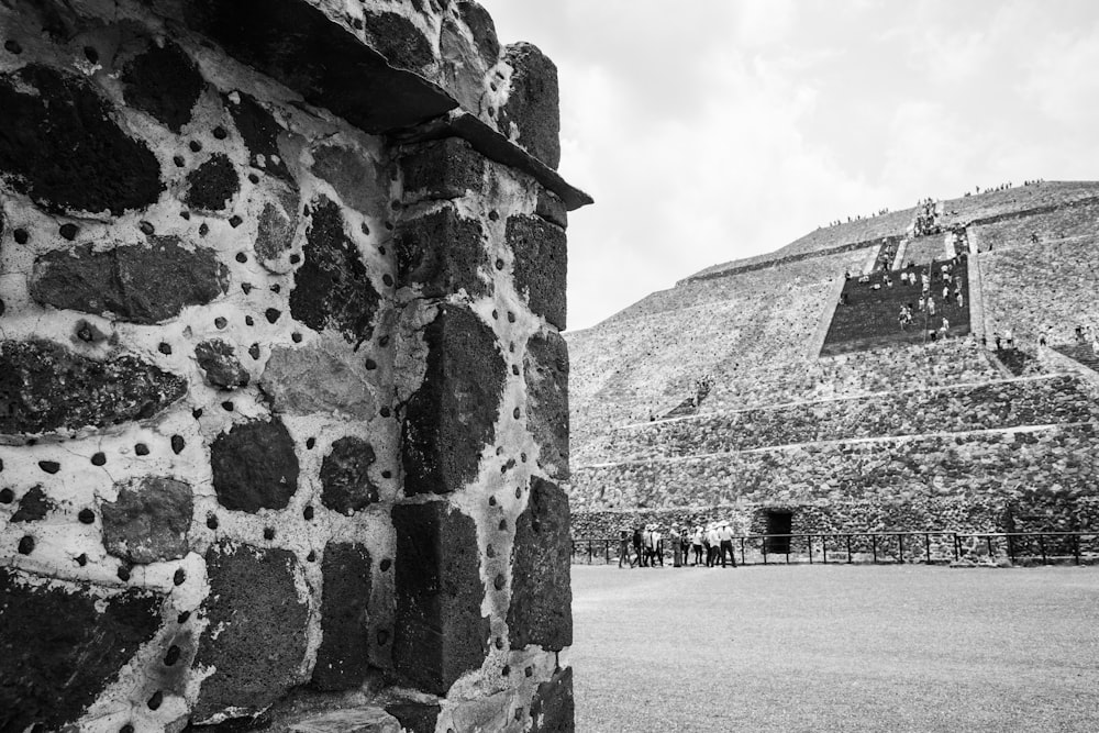 Photo en niveaux de gris d’un bâtiment en béton