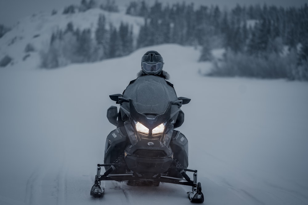 pessoa andando de moto de neve