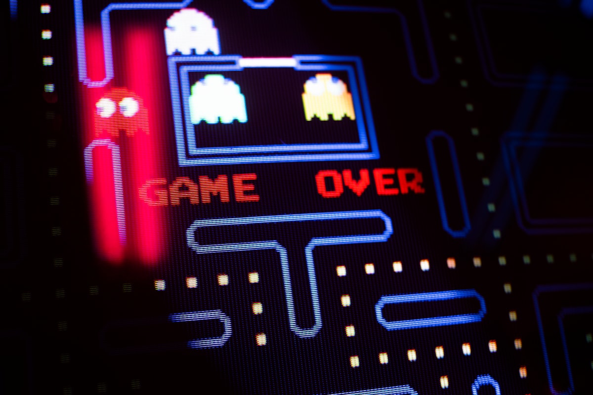 Which popular sitcom featured a character getting addicted to Pac-Man in 1982?