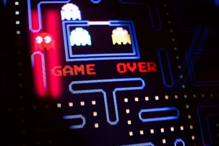 Which popular sitcom featured a character getting addicted to Pac-Man in 1982?
