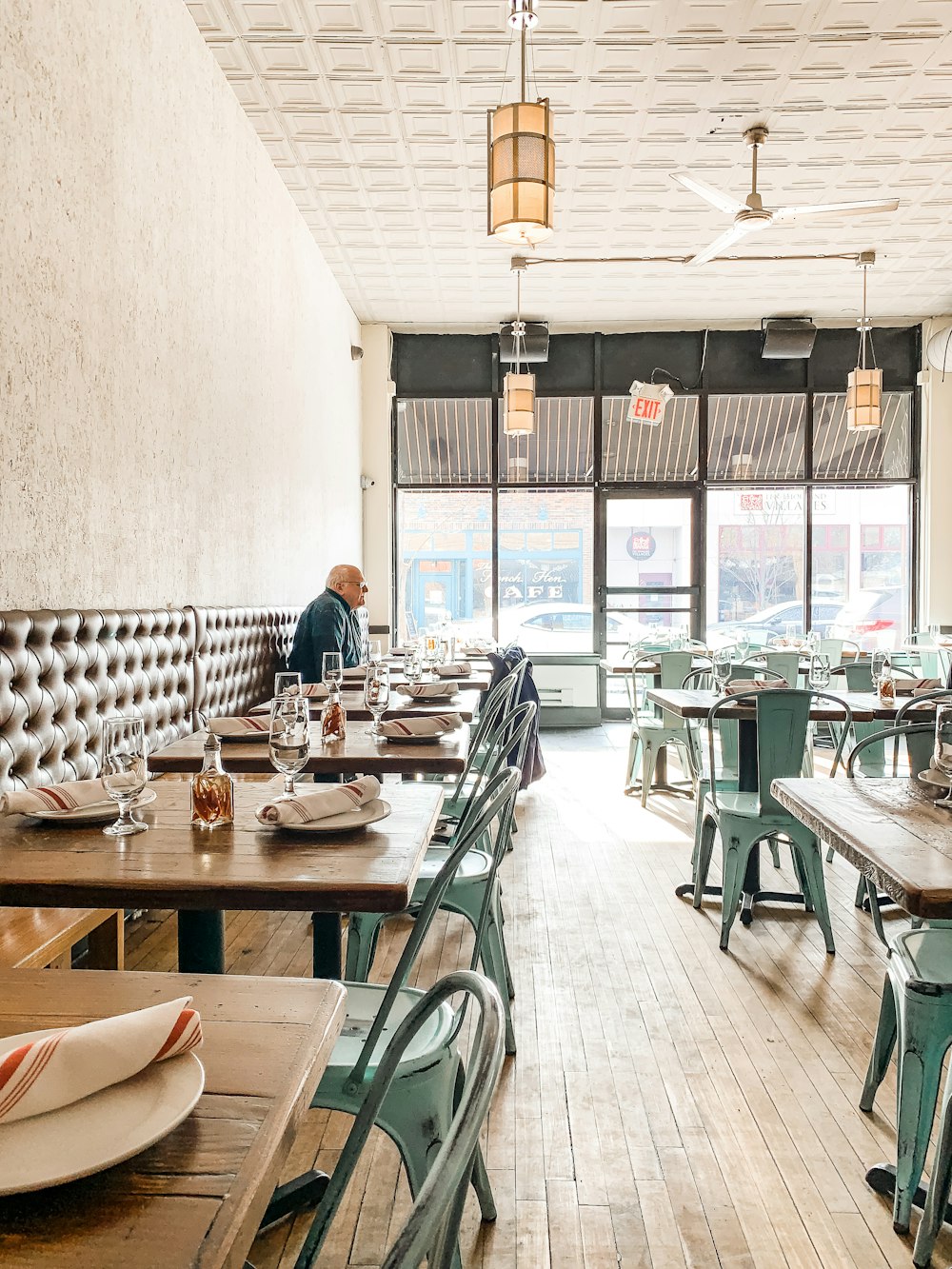 homem sentado dentro do restaurante