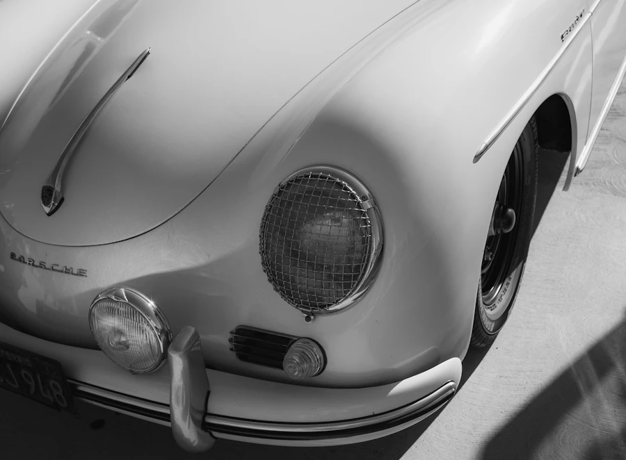 Koplamp van een klassieke Porsche in zwart-wit