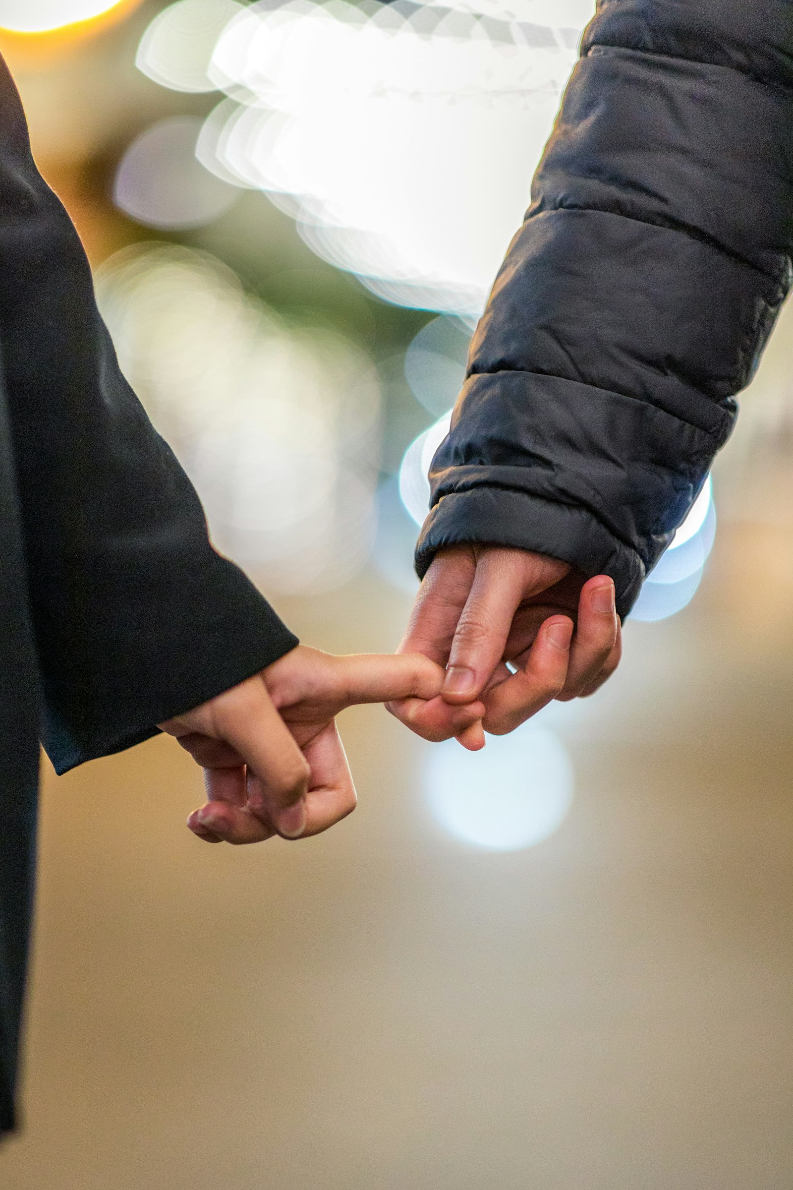 Canon EOS R + Canon EF 85mm F1.4L IS USM sample photo. Two people holding each photography