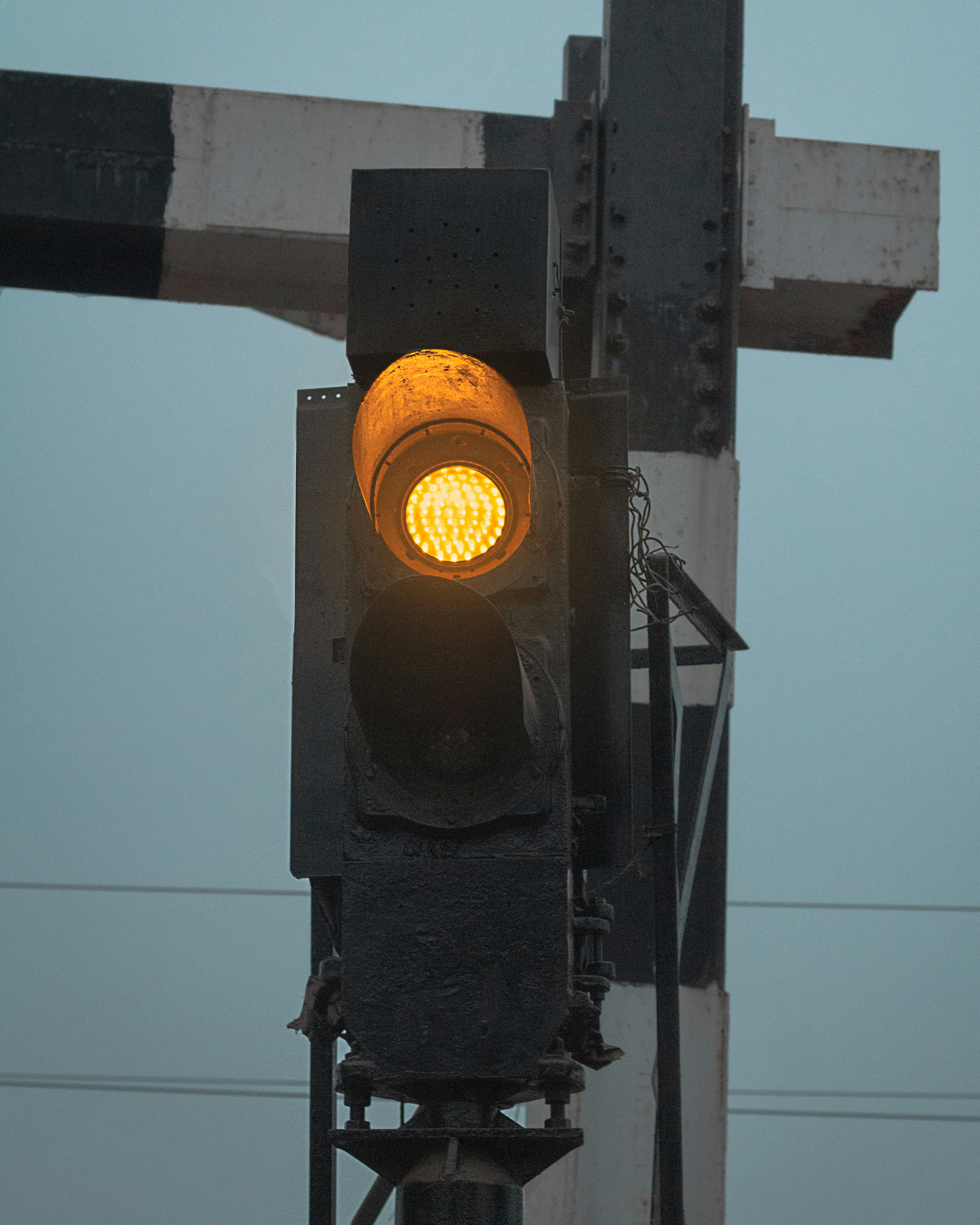 black traffic light turned on during daytime