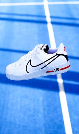 white nike air force 1 low