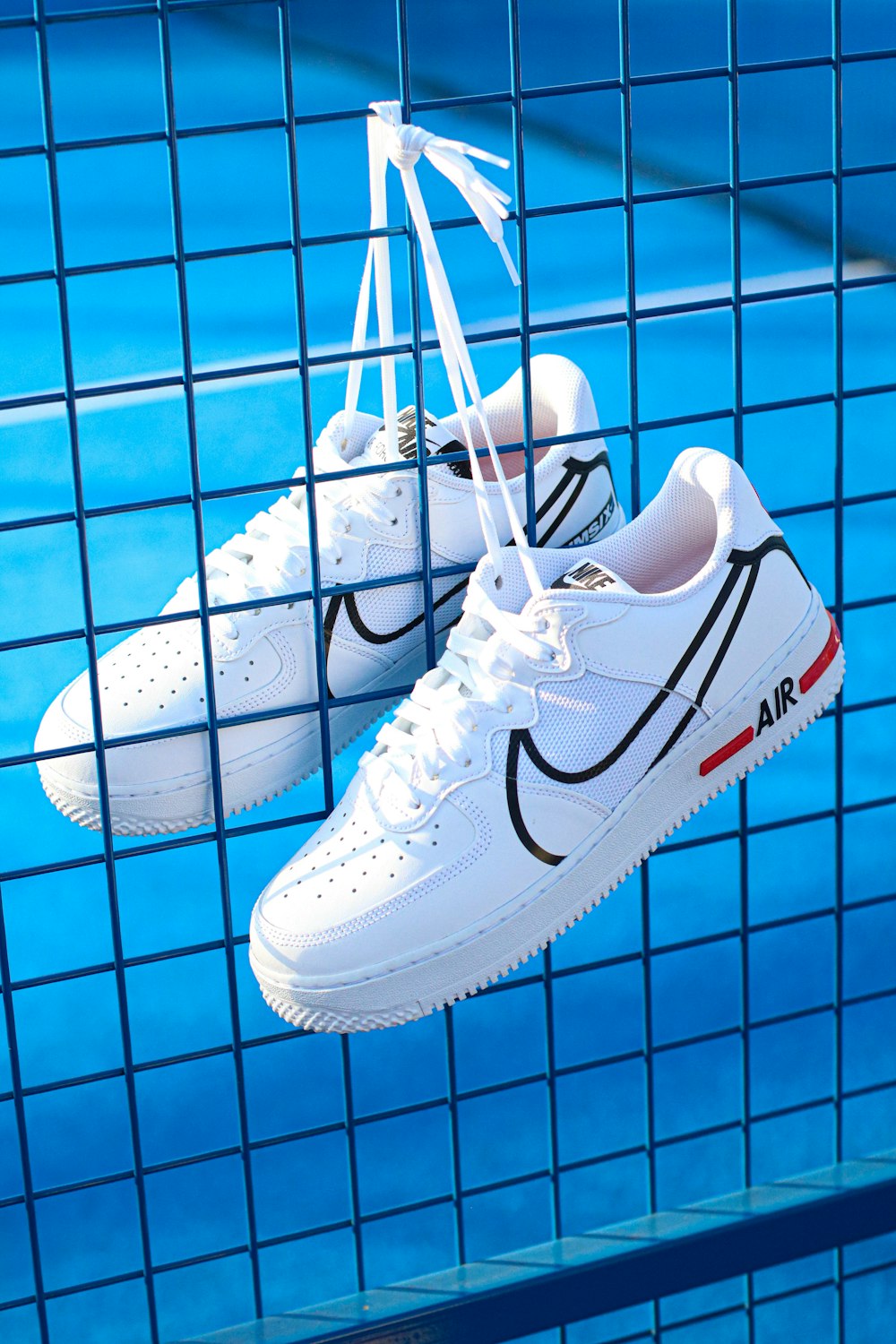 par de tênis Nike brancos de cano baixo