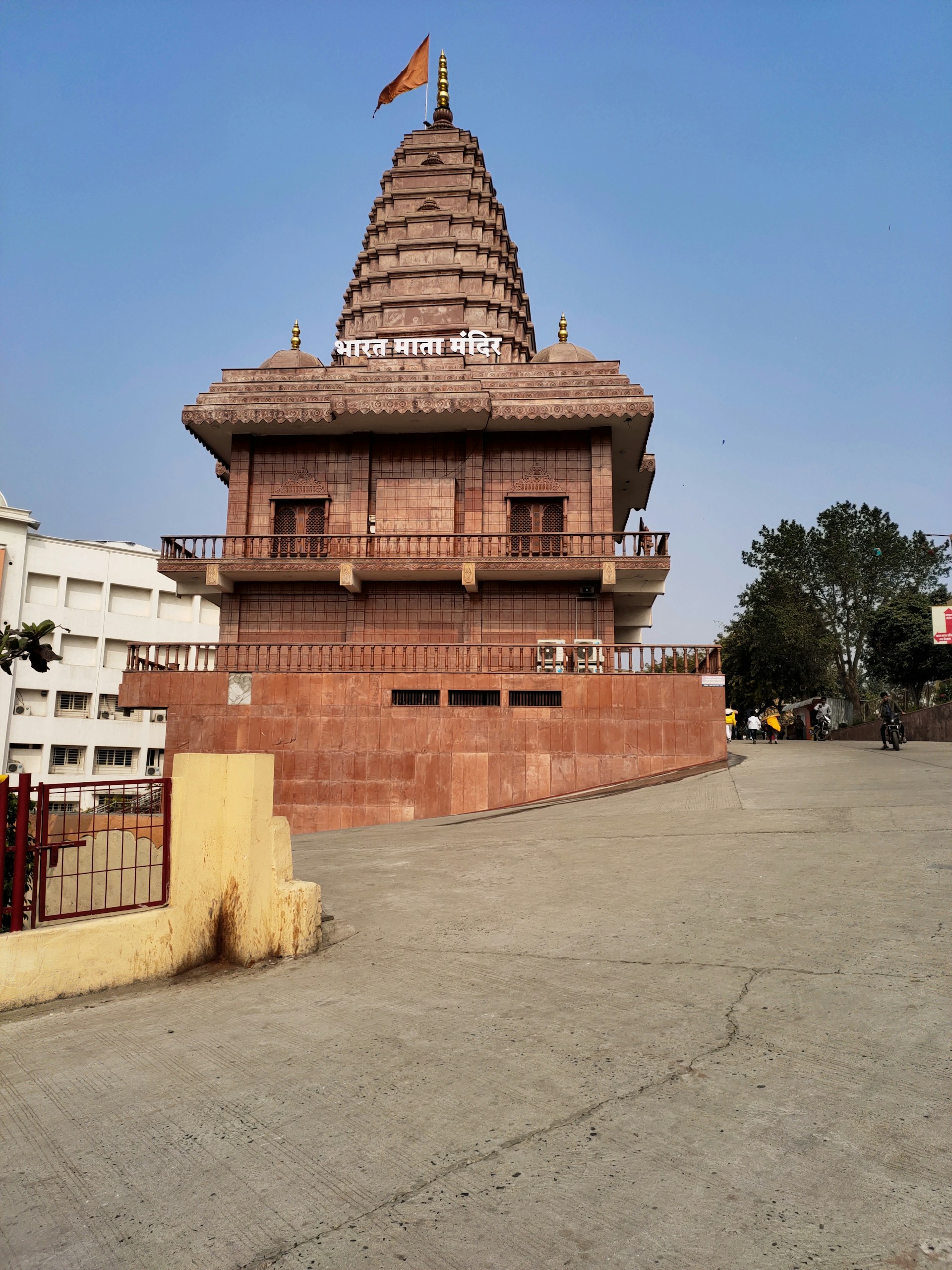 gray computer monitor