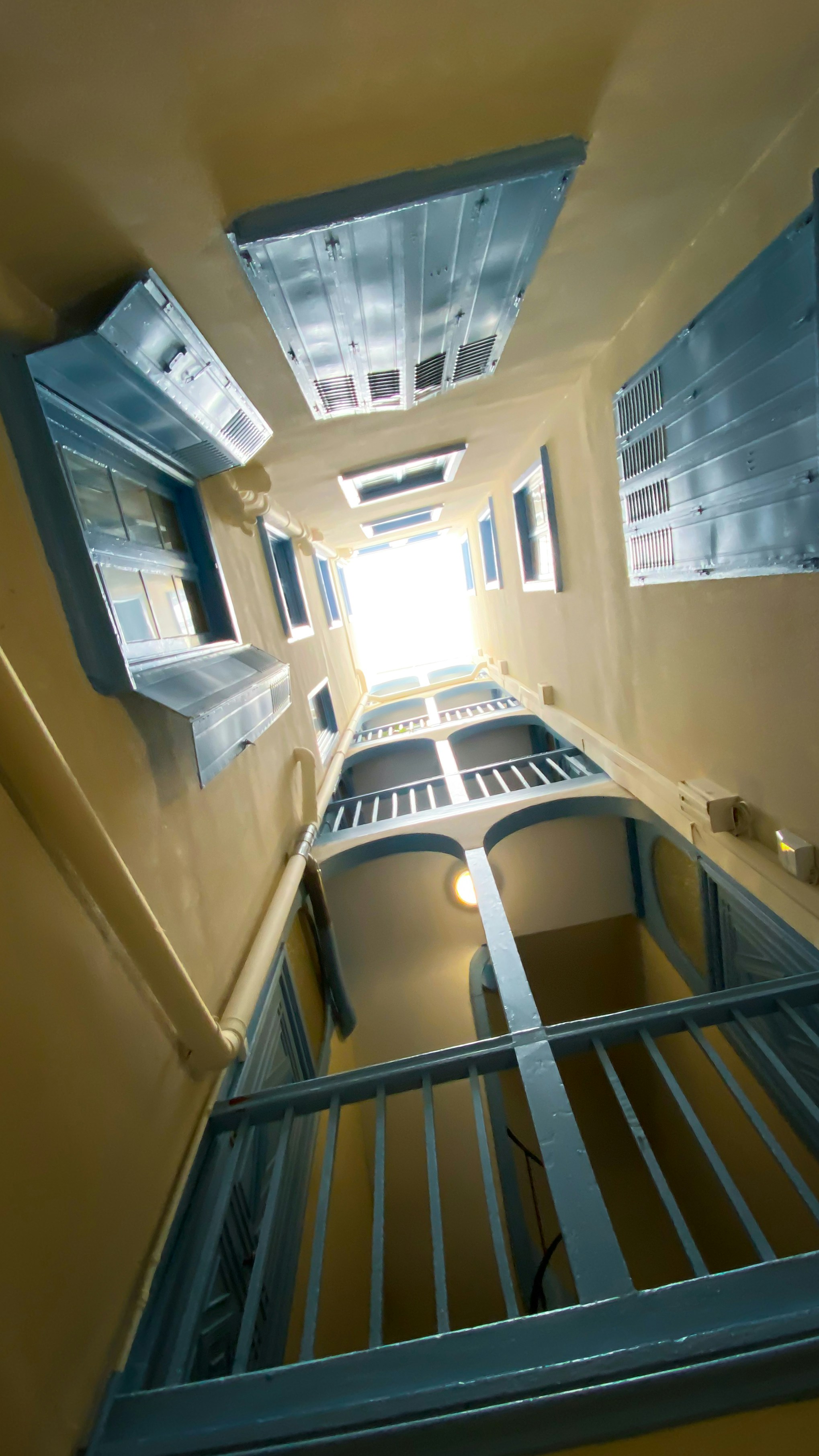 白と茶色のコンクリートの建物