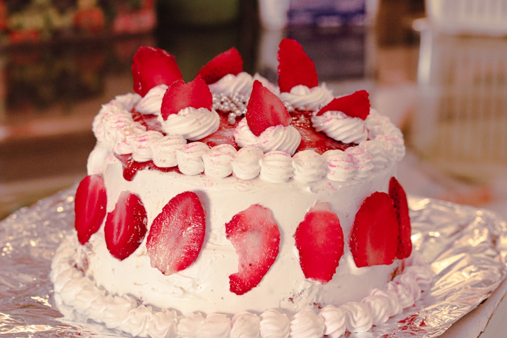 Torta bianca e rossa con fragole in cima