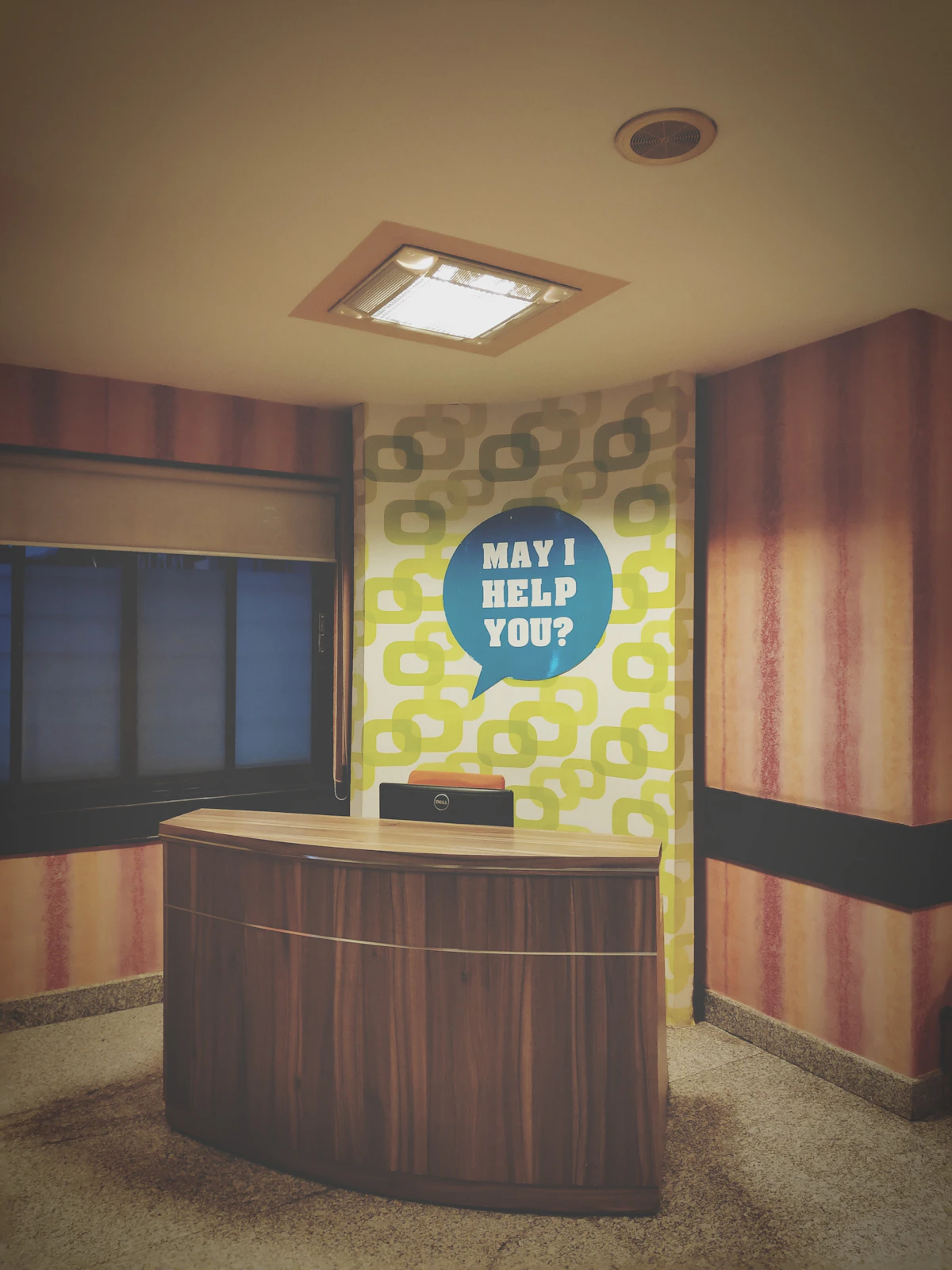Meja kayu di dekat jendela dengan suasana layanan bantuan