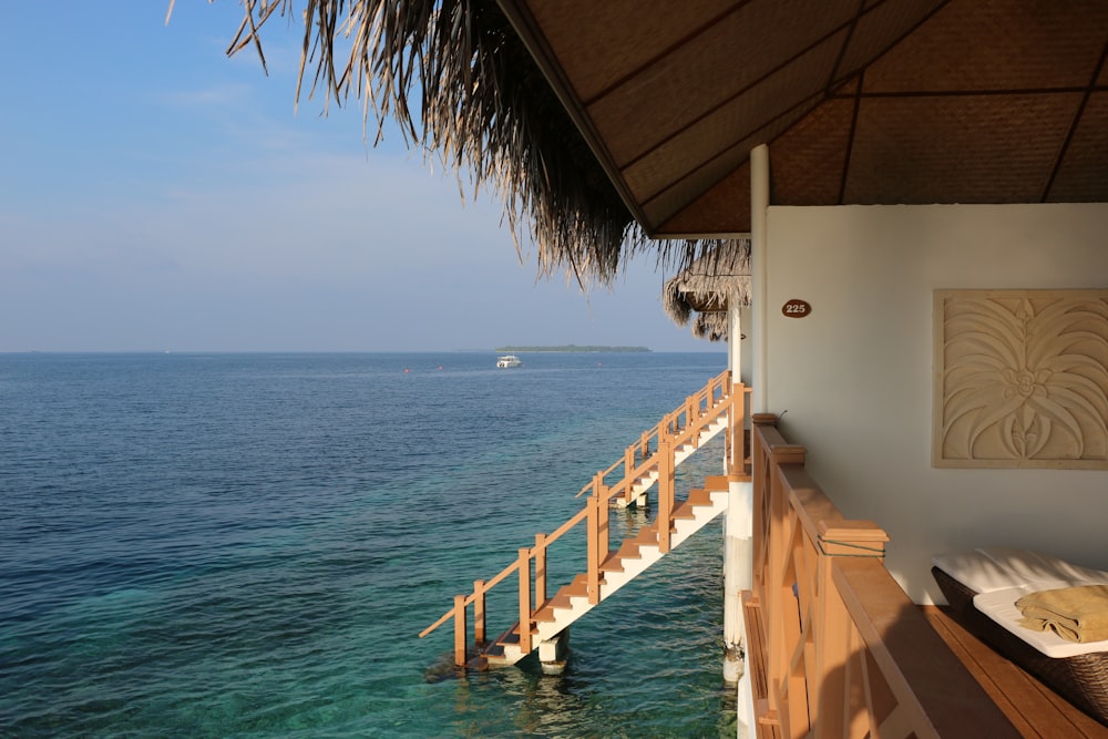 Braunes Holzdock am blauen Meer während des Tages