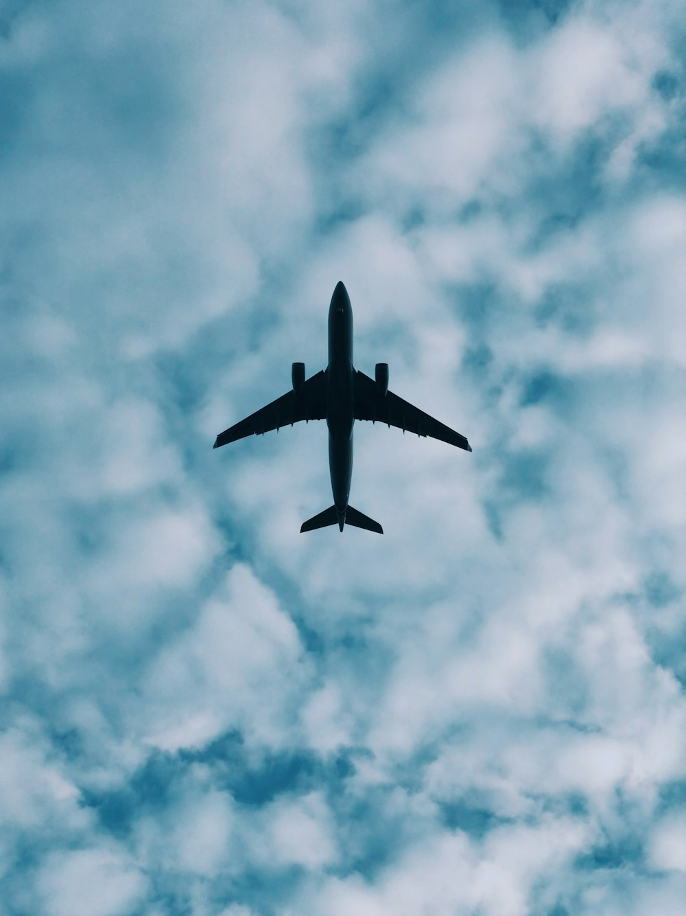 Un aereo sta volando attraverso il cielo nuvoloso