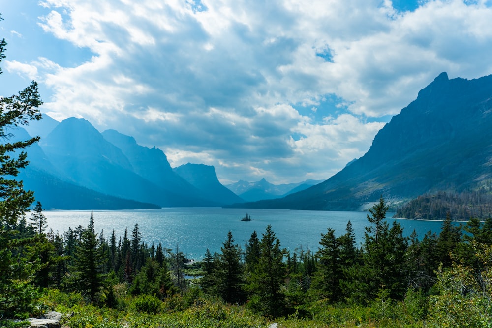 una vista panoramica di un lago circondato da montagne