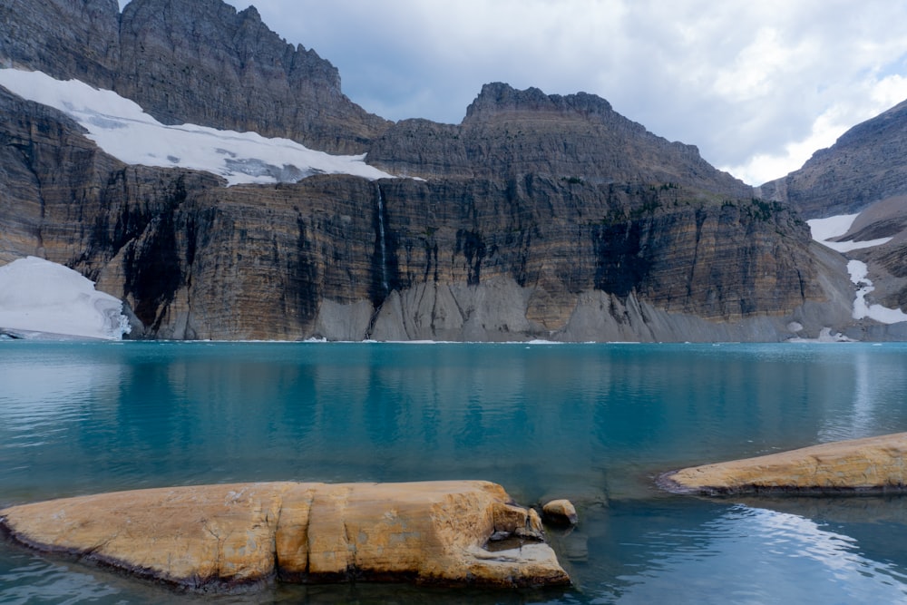 Un grande specchio d'acqua circondato da montagne