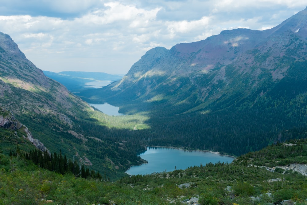 uma vista de um vale com um lago no meio