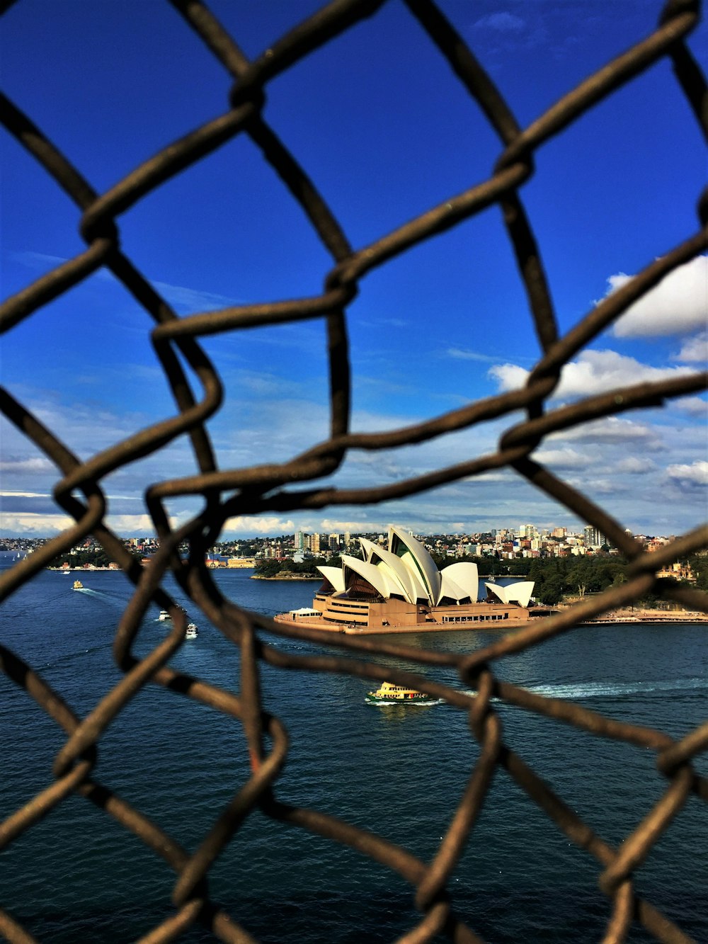 barco branco e marrom na doca durante o dia