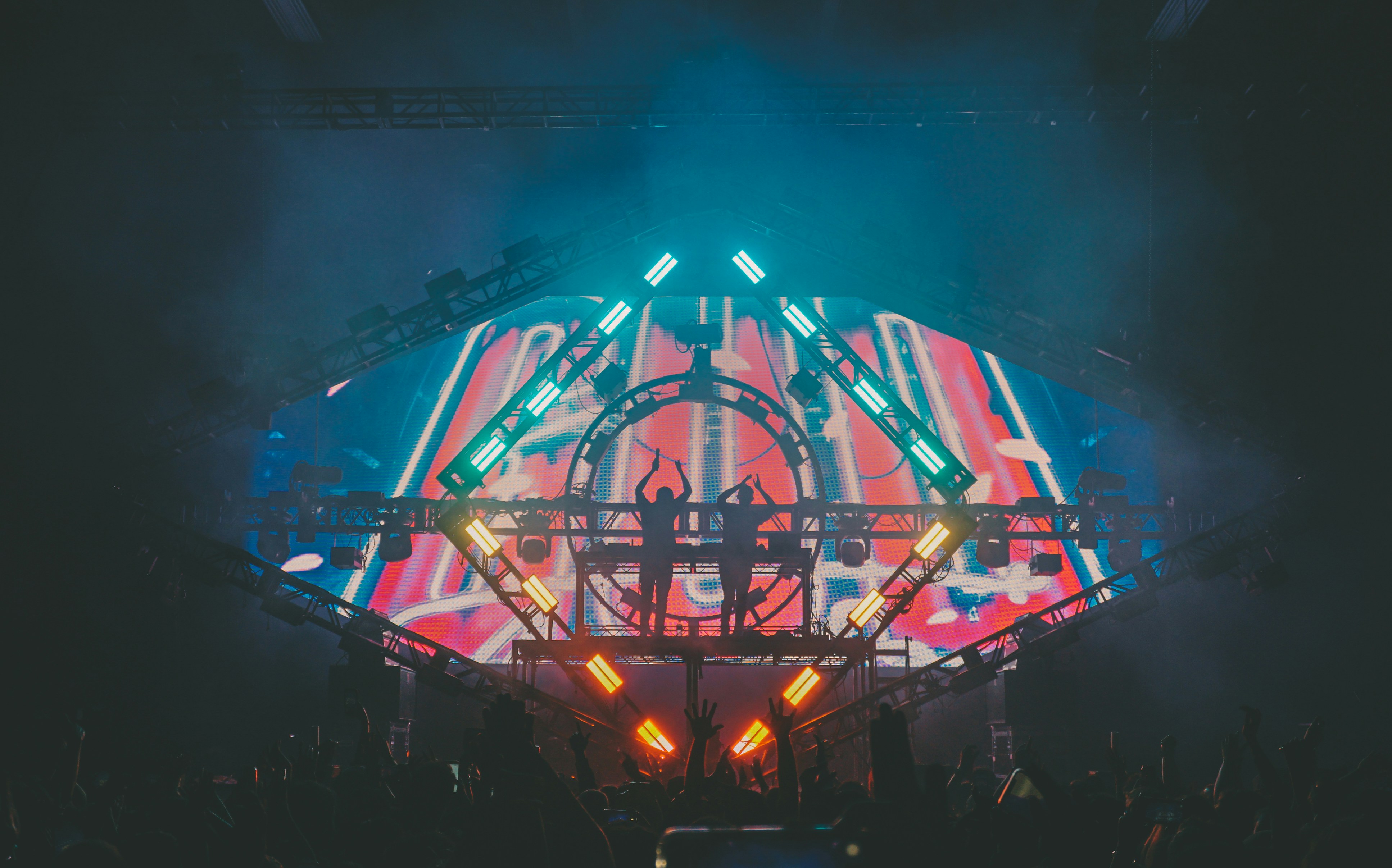 Escenario iluminado en azul y rojo