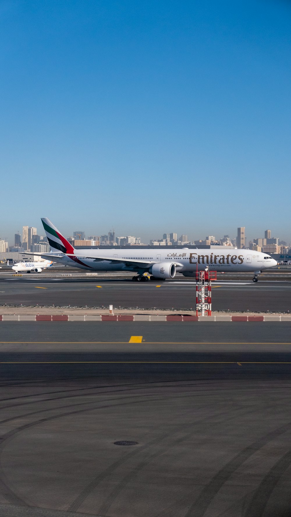 avion blanc et rouge sur l’aéroport pendant la journée