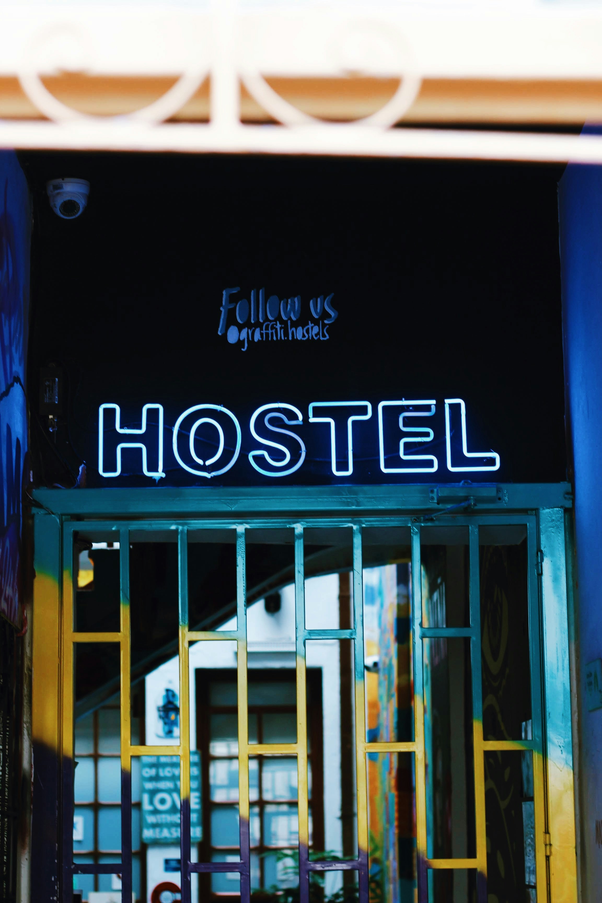 7 Hostel vs Hotel Basics Every Beginner Traveler Should Know