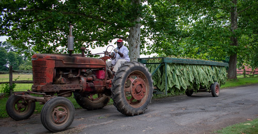 Un homme à l’arrière d’un tracteur