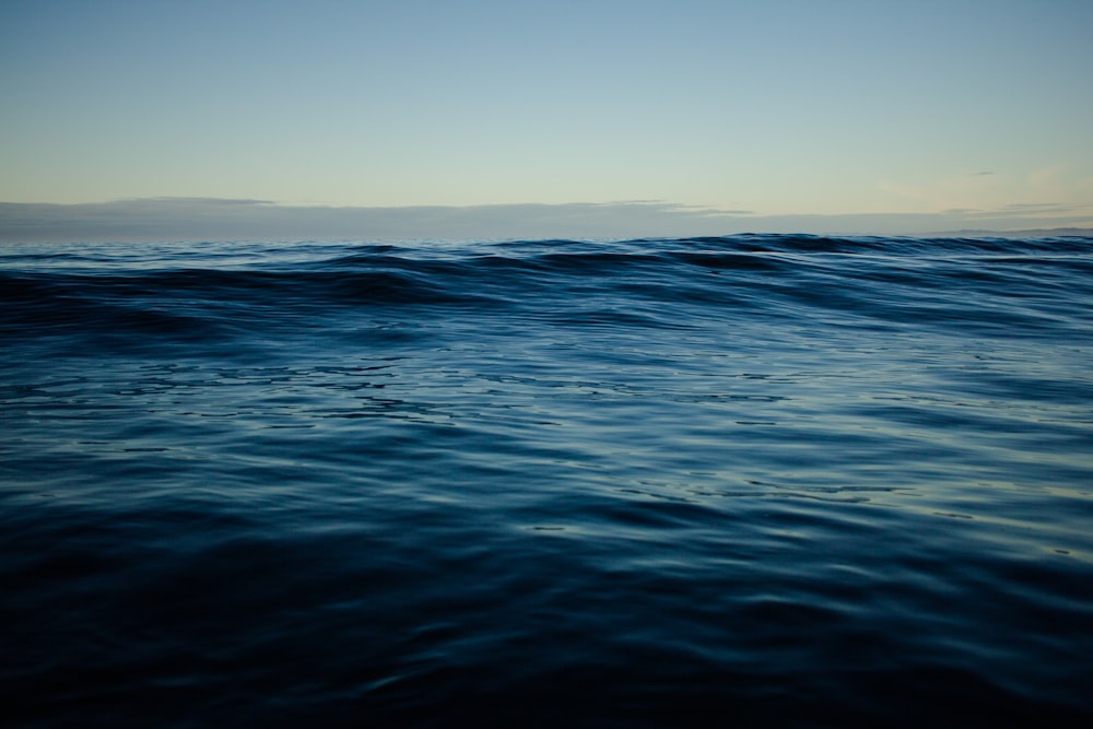 Agua azul del océano durante el día
