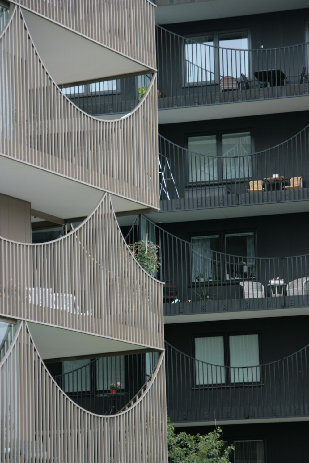 Bâtiment en béton blanc et brun