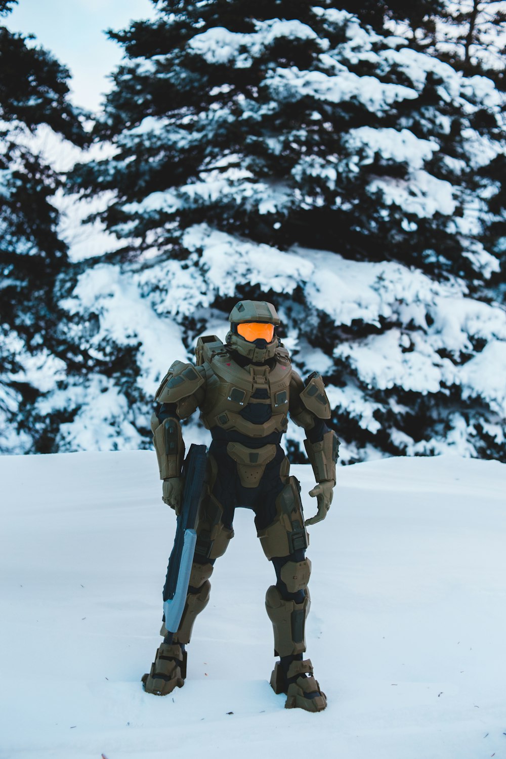 雪の中に立つ未来的なスーツを着た男