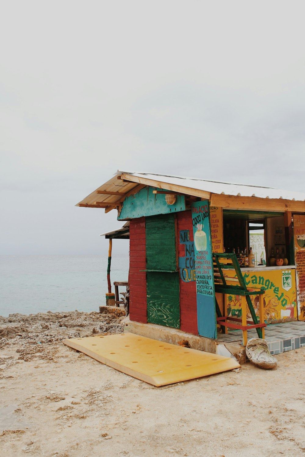 maison de sauveteur en bois marron sur le rivage de la plage pendant la journée