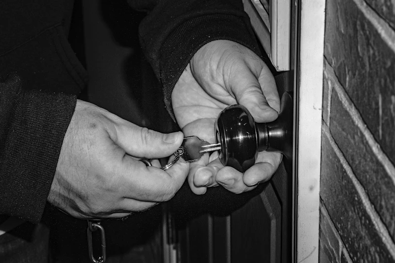 Monteur wechselt einen Schließzylinder in einer Haustür